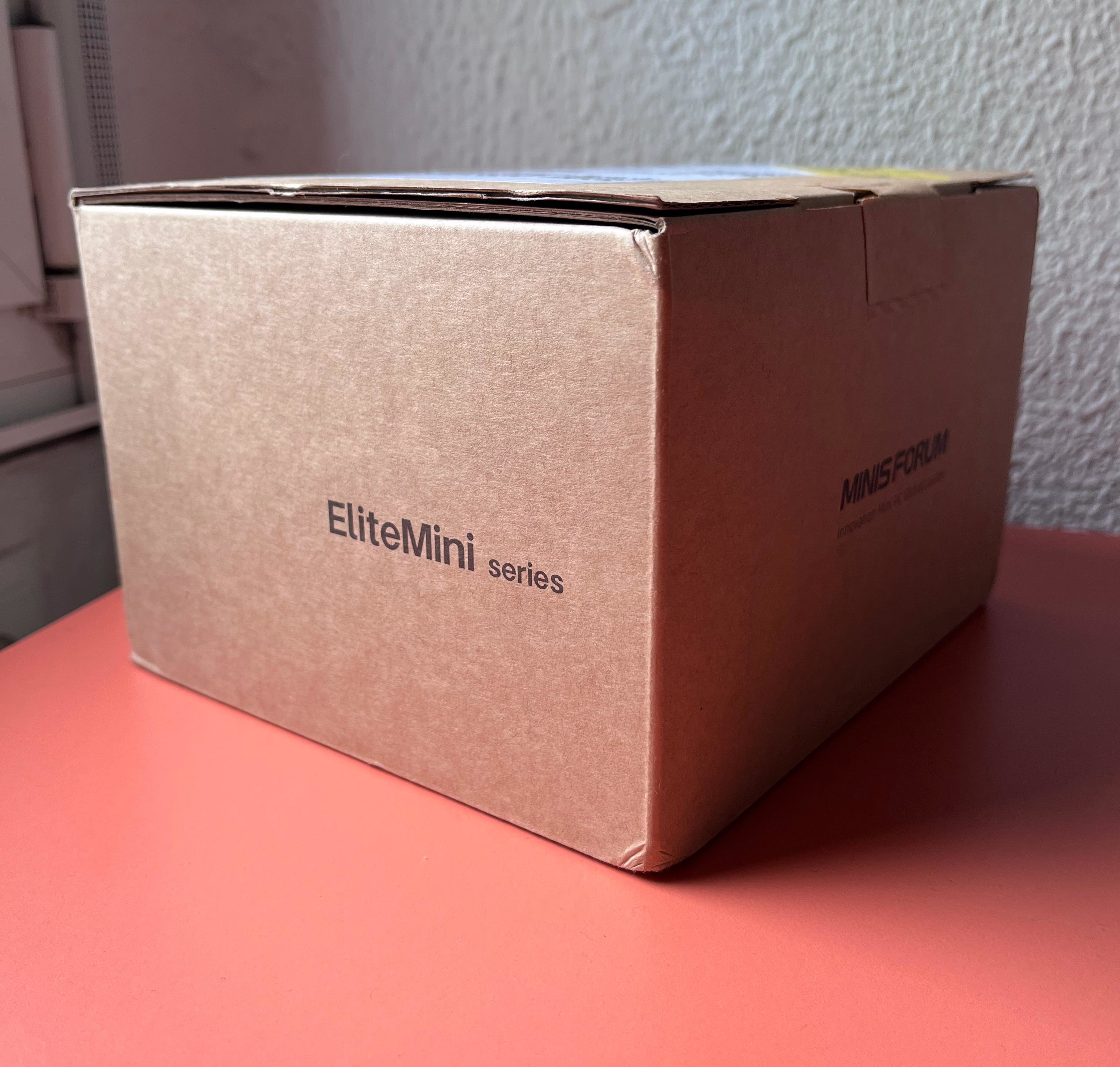 Minisforum UM880 Plus box