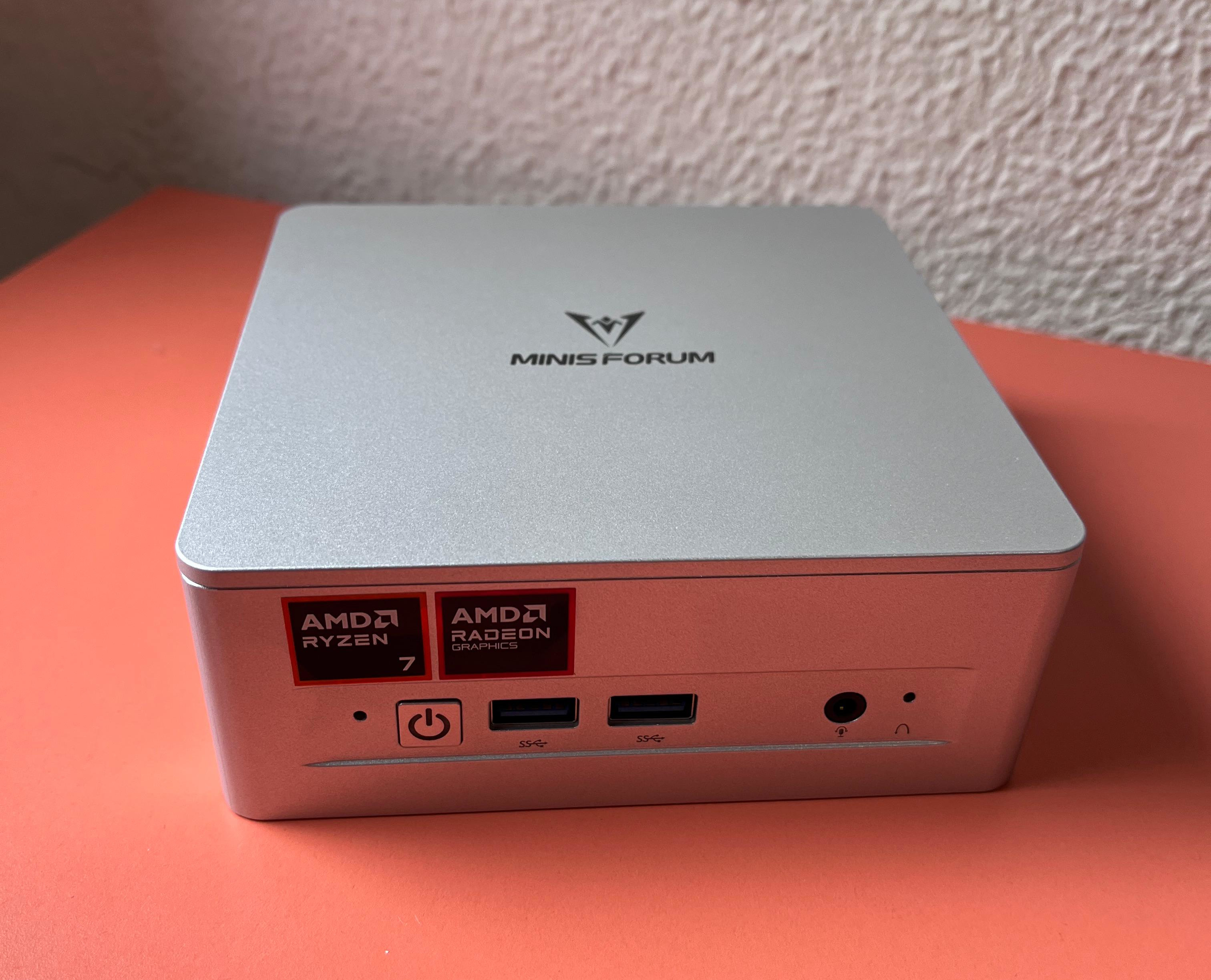 Minisforum UM880 Plus box
