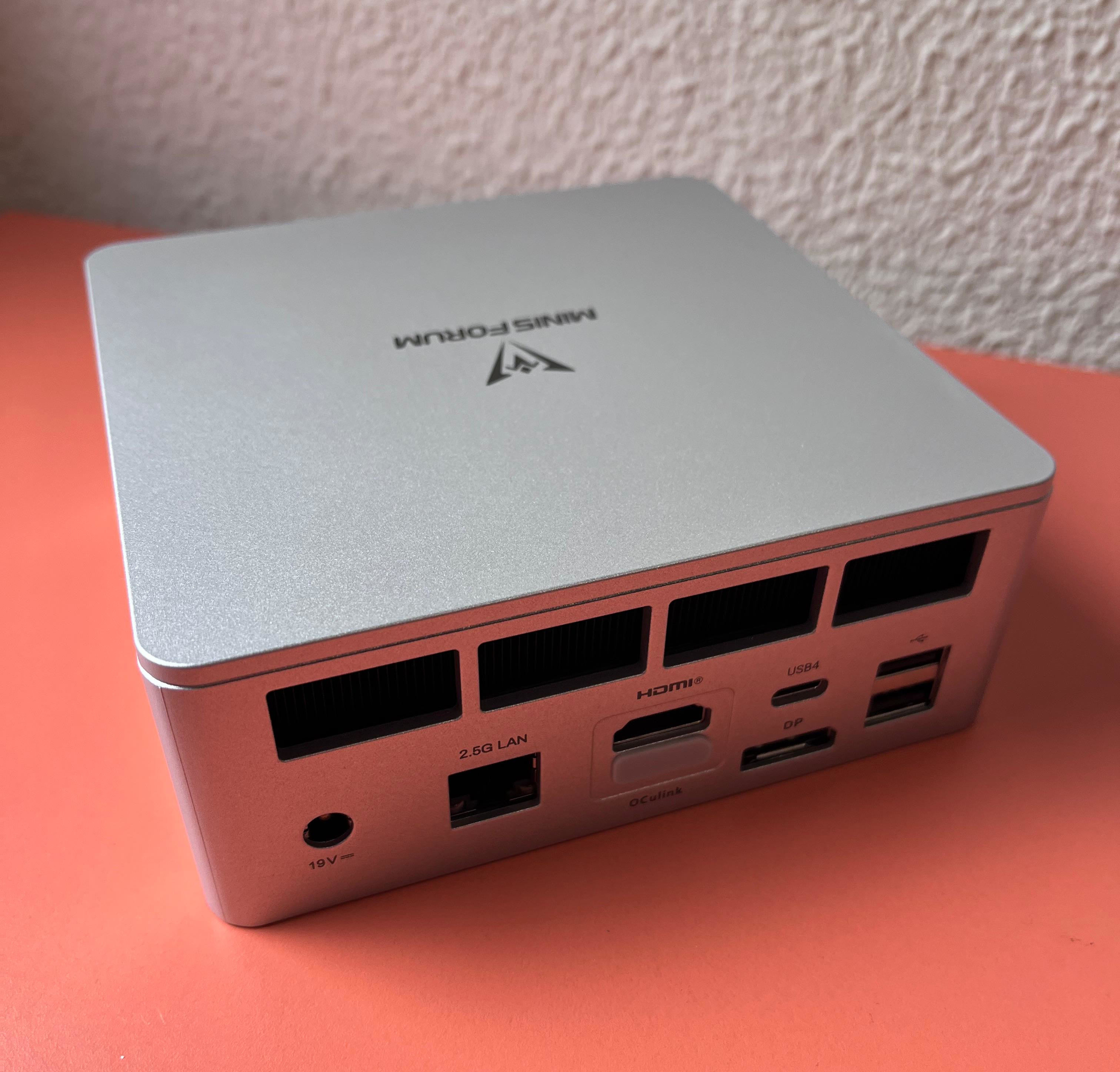 Minisforum UM880 Plus box